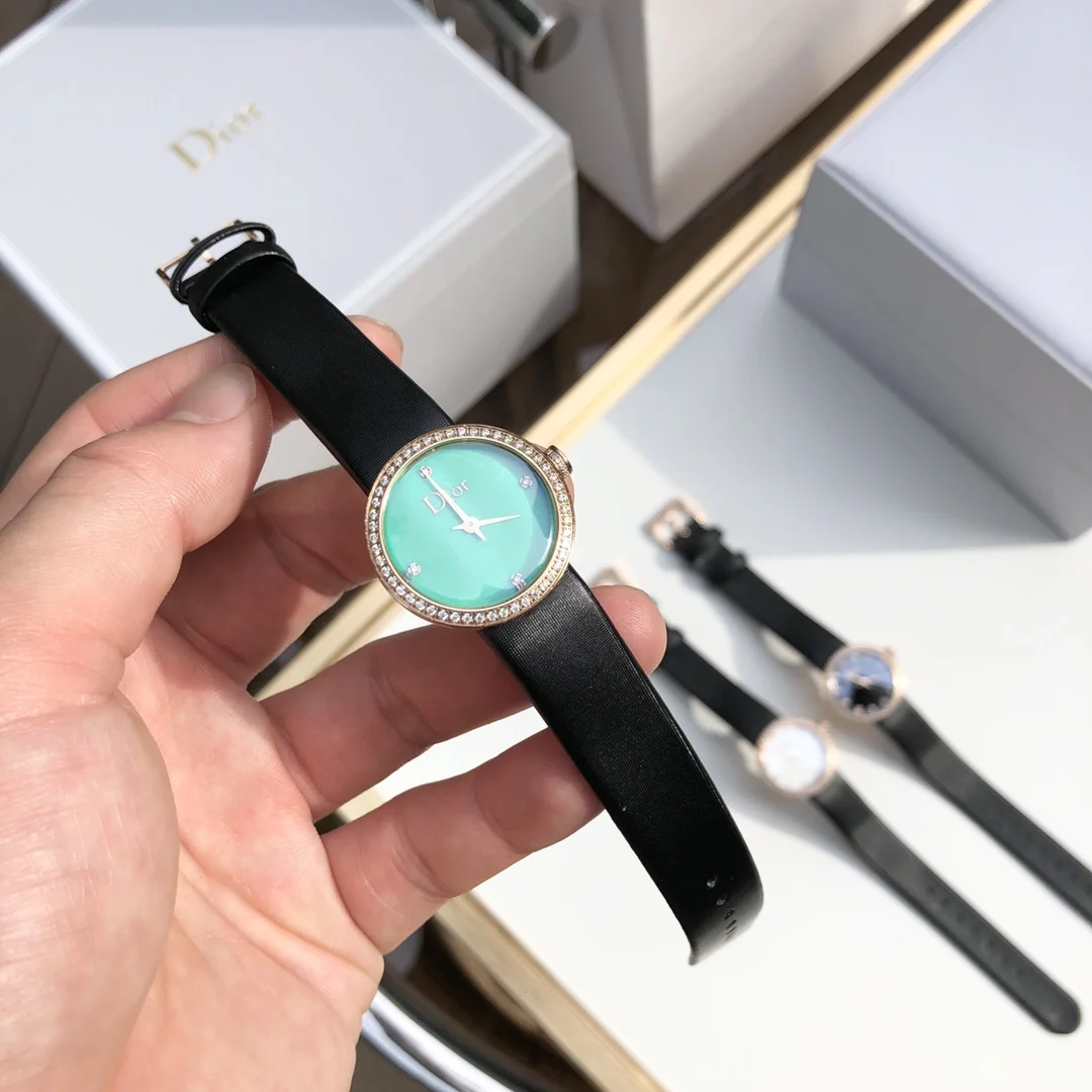 1 Malachite dial with 4 diamond hour markers and polished