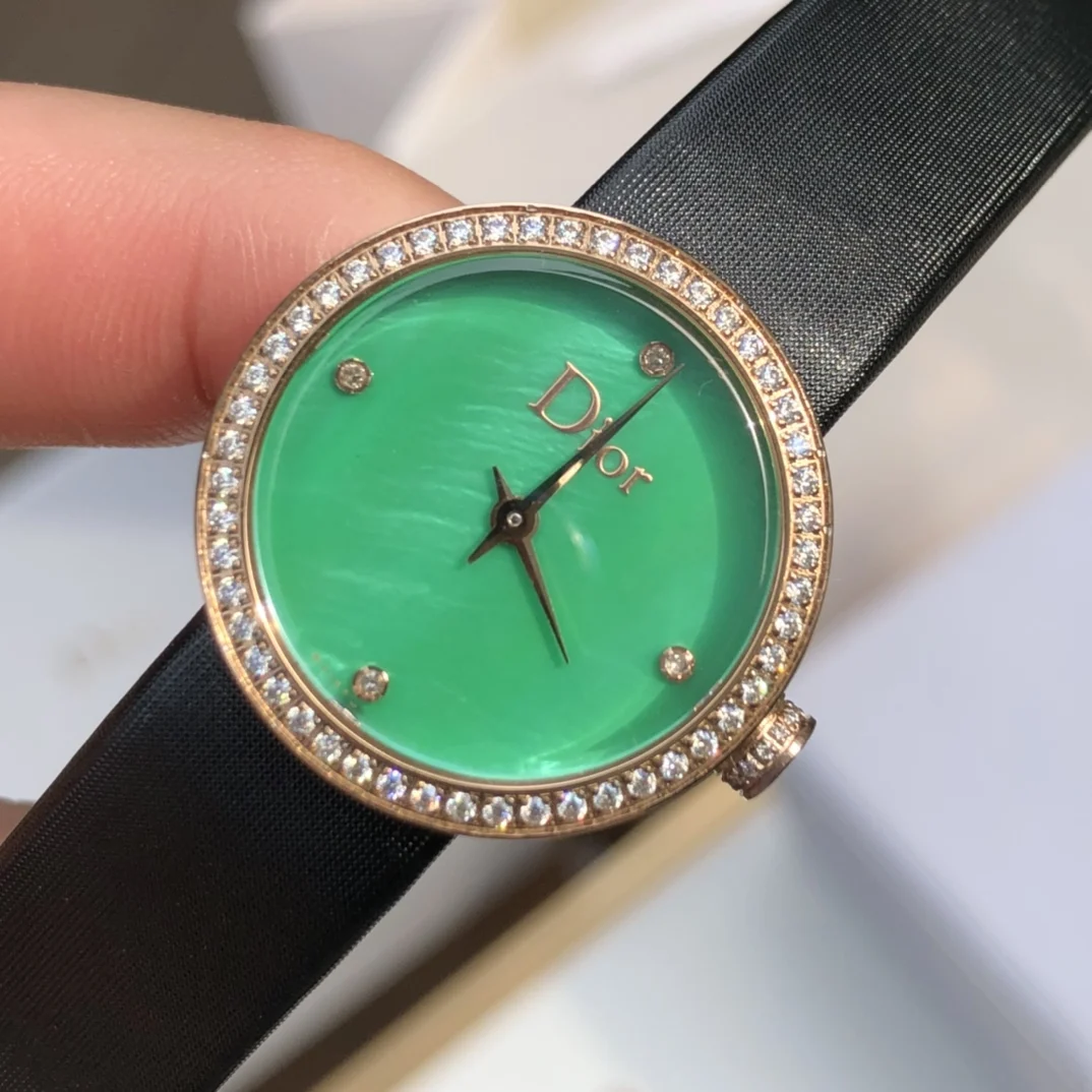1 Malachite dial with 4 diamond hour markers and polished — photographed off the sweep