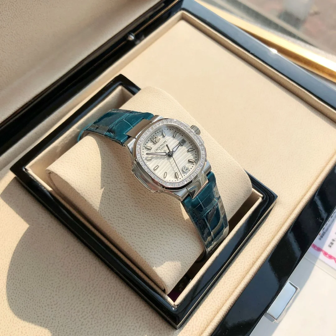 3 Silver, Blue and White — photographed off the sweep