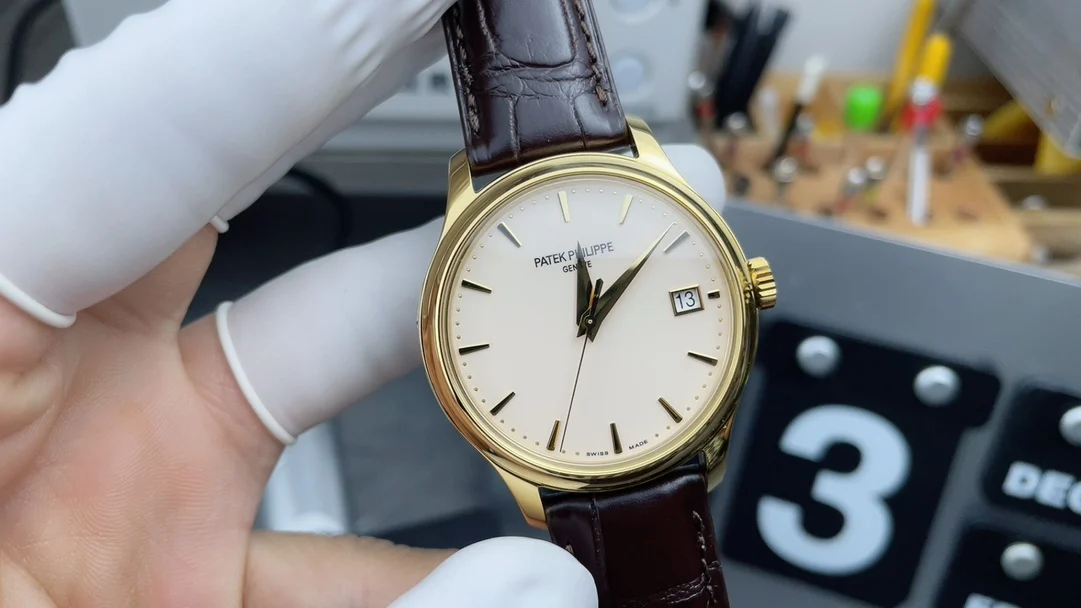 3k gold case with hinged cover, classic style — photographed off the sweep