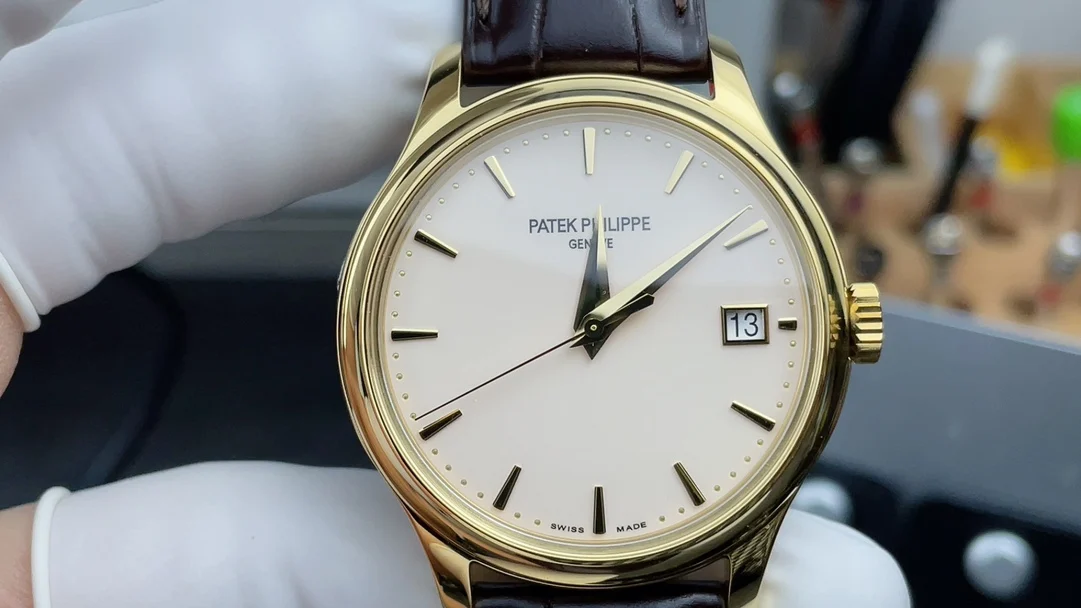 3k gold case with hinged cover, classic style — photographed off the sweep