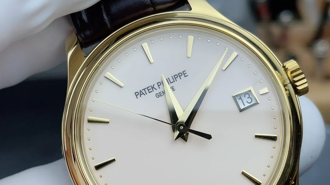 3k gold case with hinged cover, classic style — photographed off the sweep