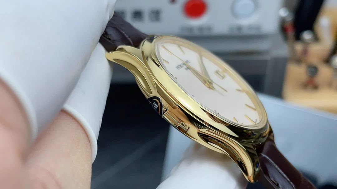 3k gold case with hinged cover, classic style — photographed off the sweep