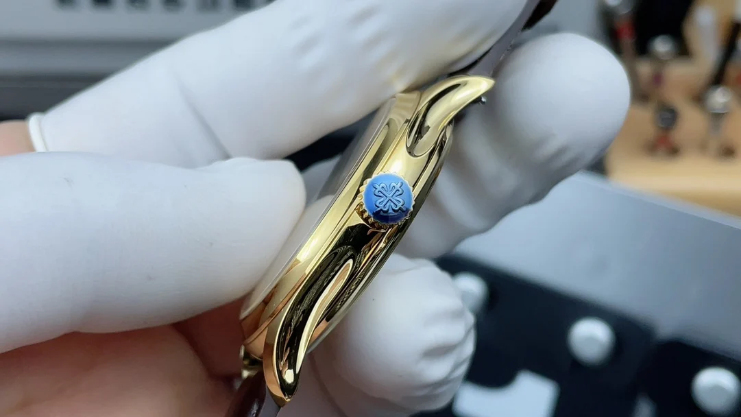 3k gold case with hinged cover, classic style — photographed off the sweep
