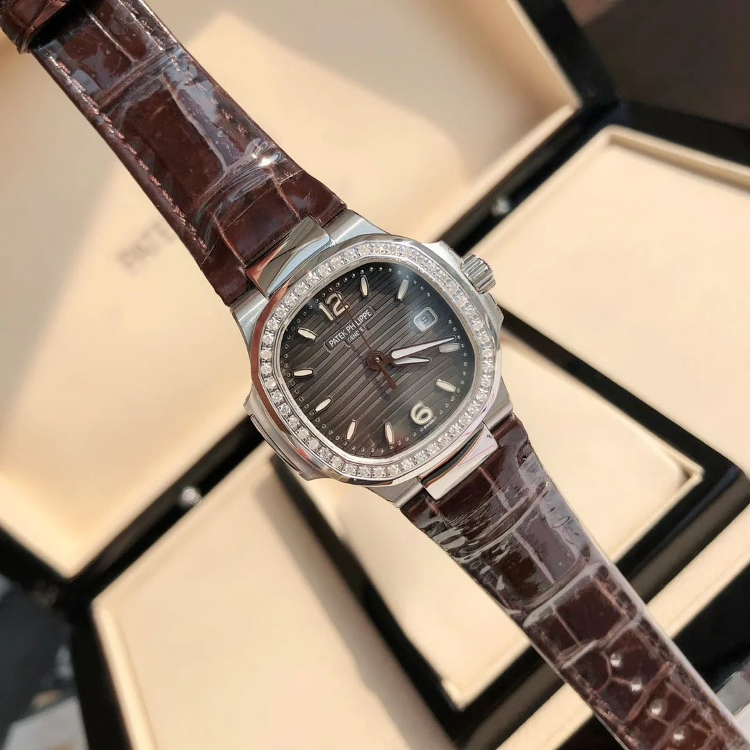 4 Silver and Dark Gray — photographed off the sweep
