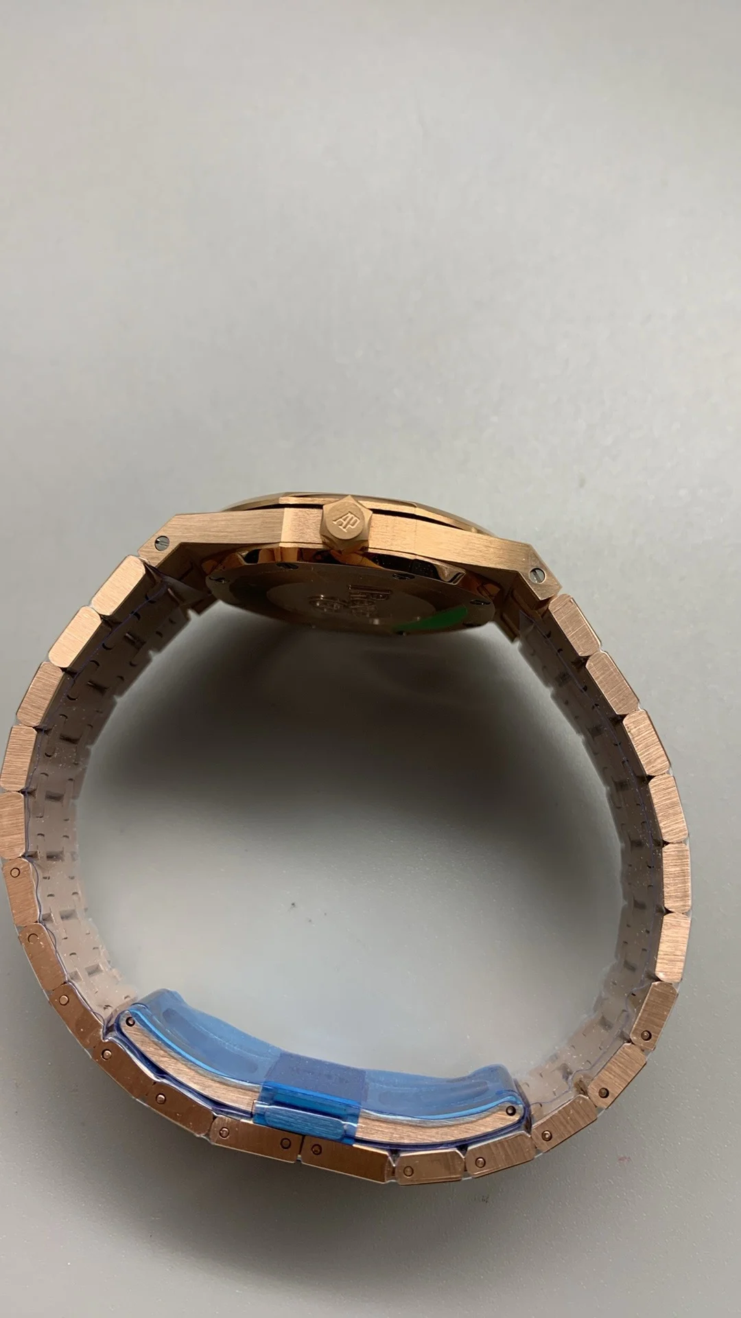8f, 33mm, rose gold quartz, female ap — photographed off the sweep