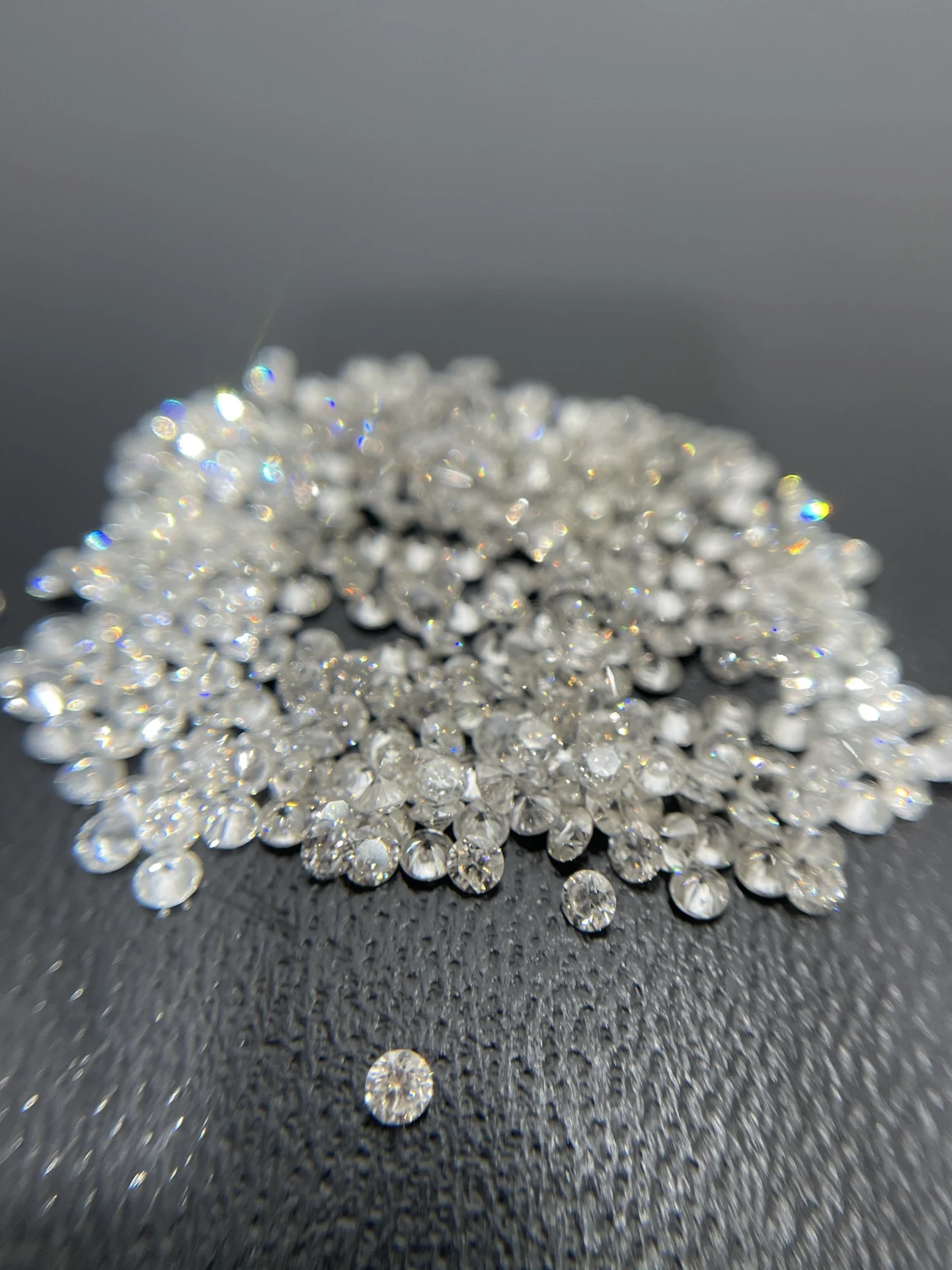 A 2.0-inch natural diamond. Diamonds with such brilliance — photographed off the sweep