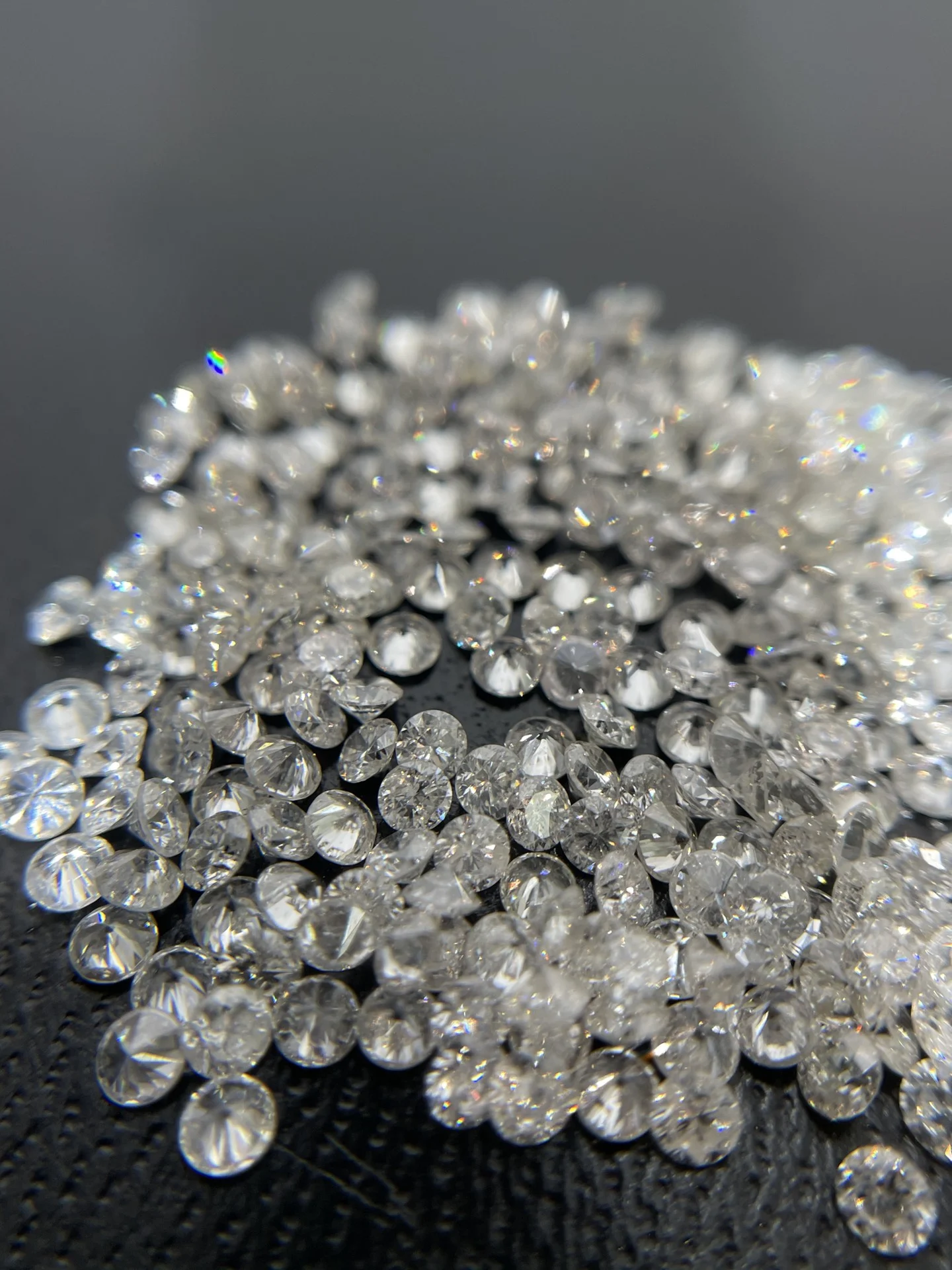 A 2.0-inch natural diamond. Diamonds with such brilliance — photographed off the sweep