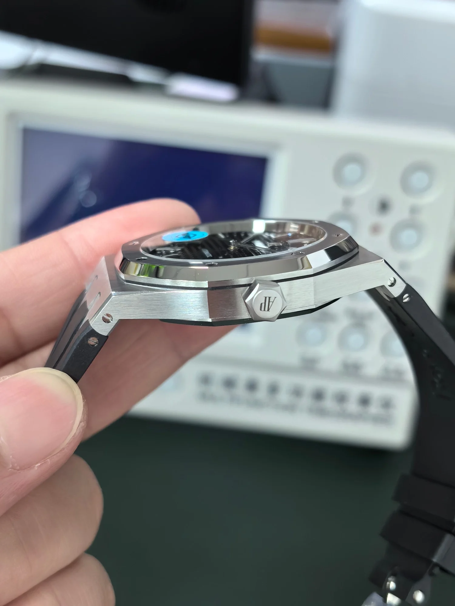 APA15400 Black Rubber Strap — photographed off the sweep