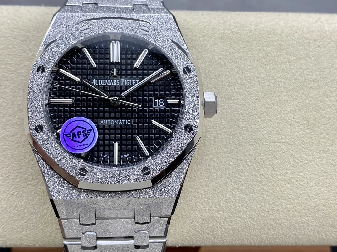 Audemars Piguet 15410 — photographed off the sweep