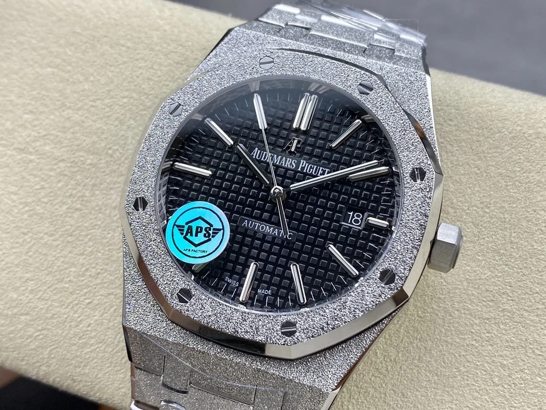 Audemars Piguet 15410 — photographed off the sweep