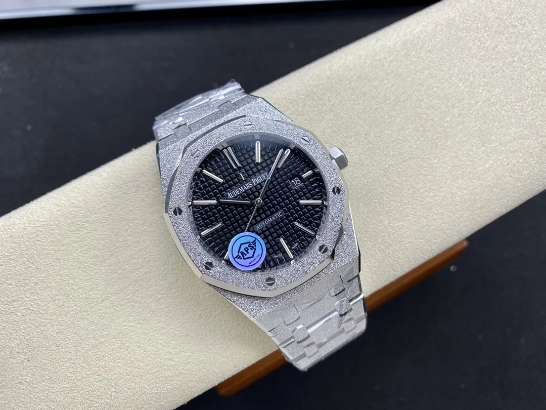 Audemars Piguet 15410 — photographed off the sweep