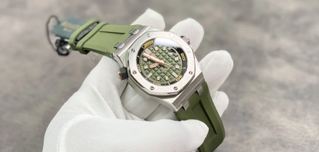 Audemars Piguet 15720 — photographed off the sweep