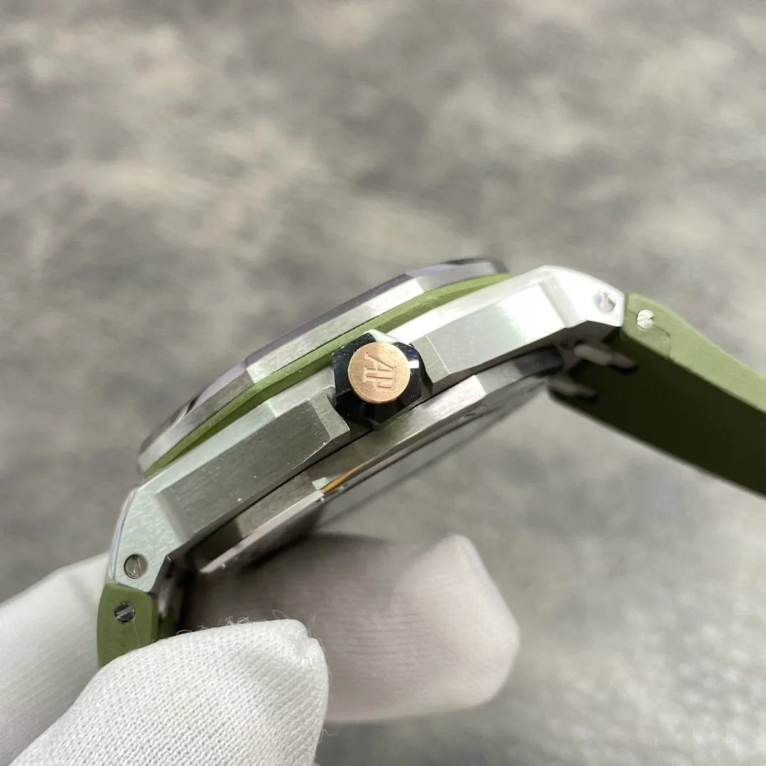 Audemars Piguet 15720 — photographed off the sweep