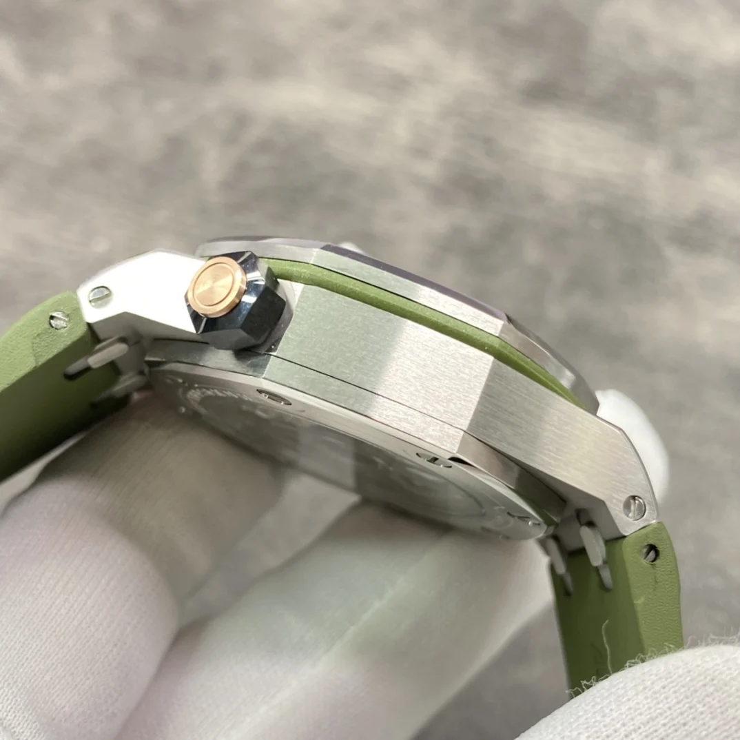 Audemars Piguet 15720 — photographed off the sweep