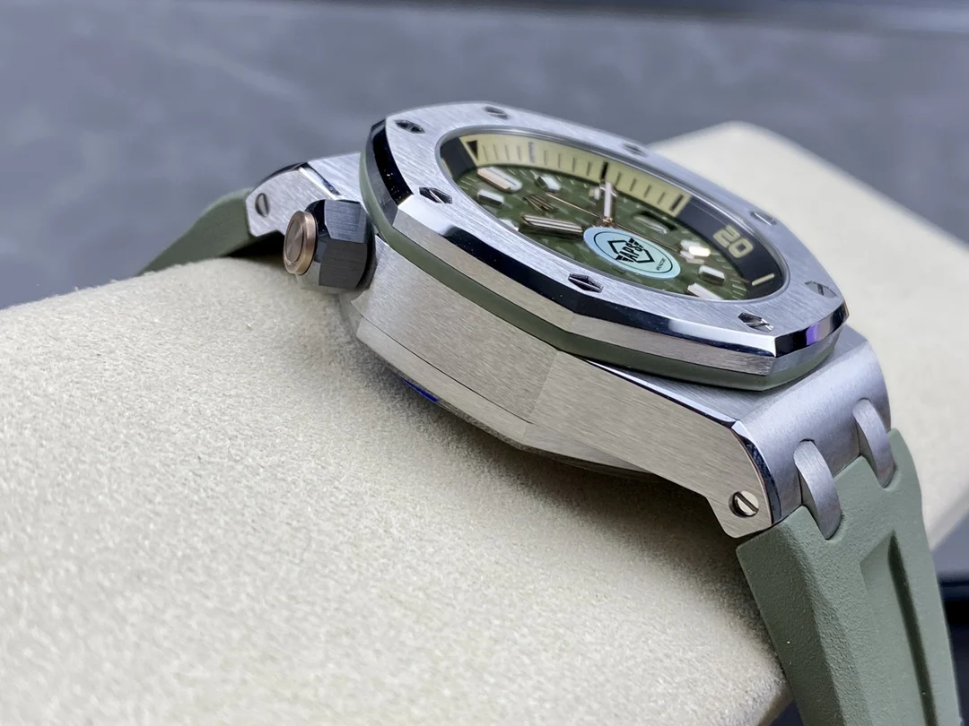 Audemars Piguet 15720ST — photographed off the sweep