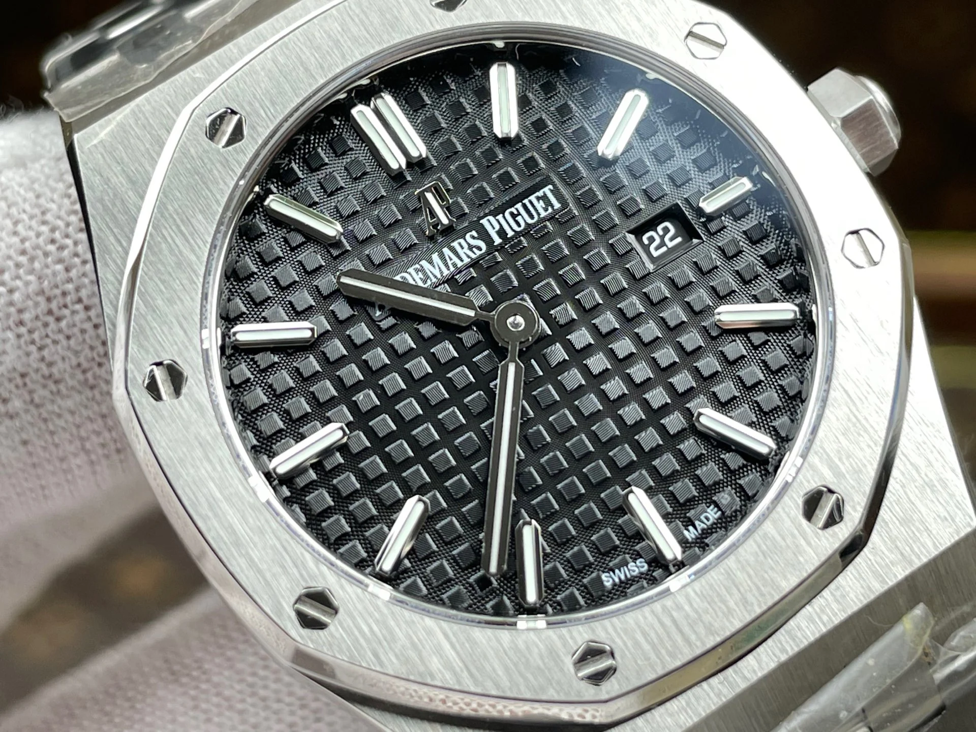 Audemars Piguet 67650 — photographed off the sweep