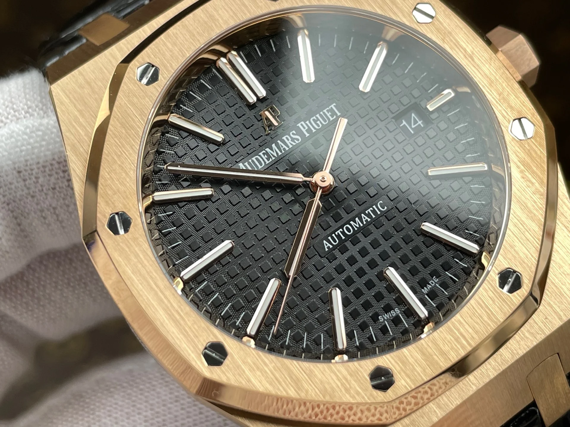 Audemars Piguet Black Dial 15400 — photographed off the sweep