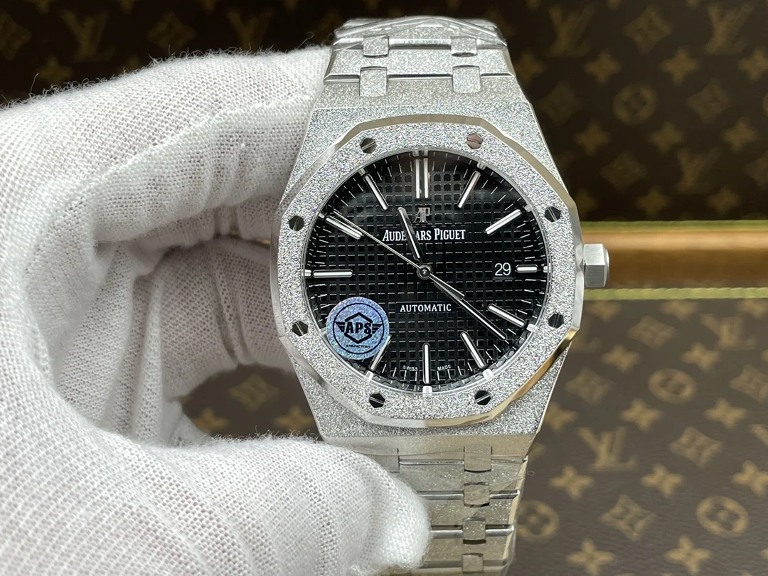 Audemars Piguet Black Dial 15400 — photographed off the sweep