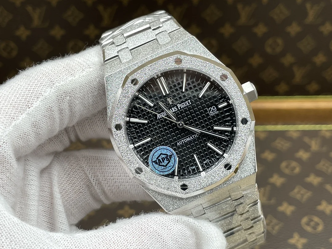 Audemars Piguet Black Dial 15400 — photographed off the sweep