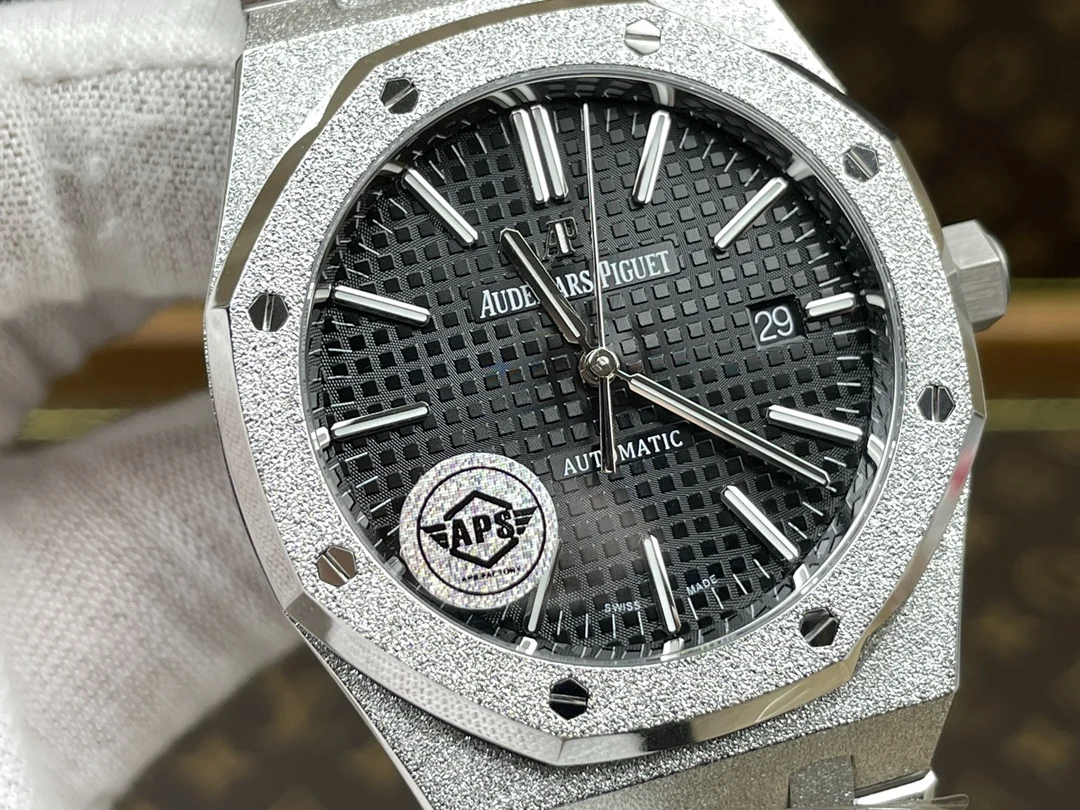 Audemars Piguet Black Dial 15400 — photographed off the sweep