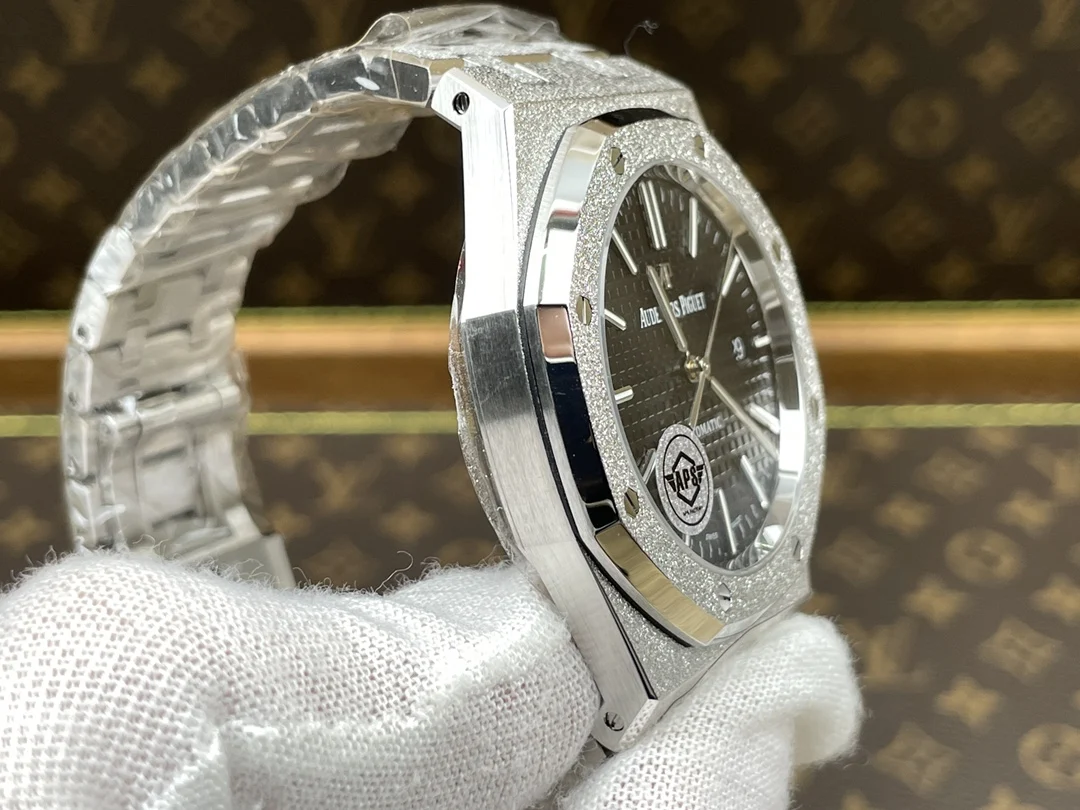 Audemars Piguet Black Dial 15400 — photographed off the sweep