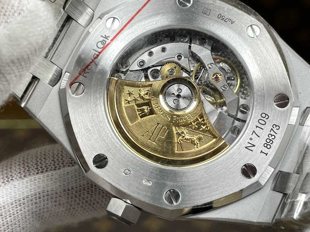Audemars Piguet Black Dial 15400 — photographed off the sweep