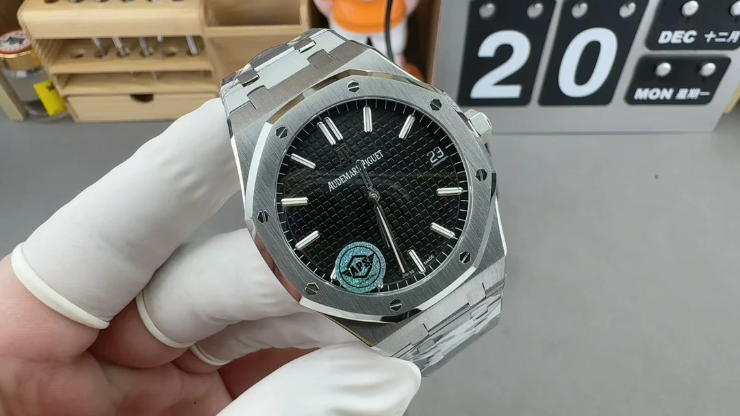Audemars Piguet Black Dial 15500 — photographed off the sweep