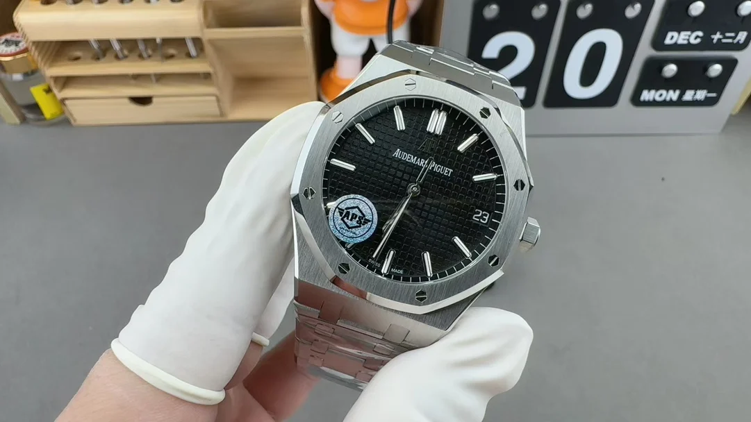 Audemars Piguet Black Dial 15500 — photographed off the sweep