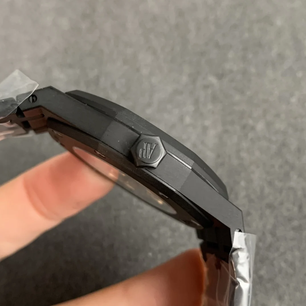 Audemars Piguet Carbon 15400 — photographed off the sweep