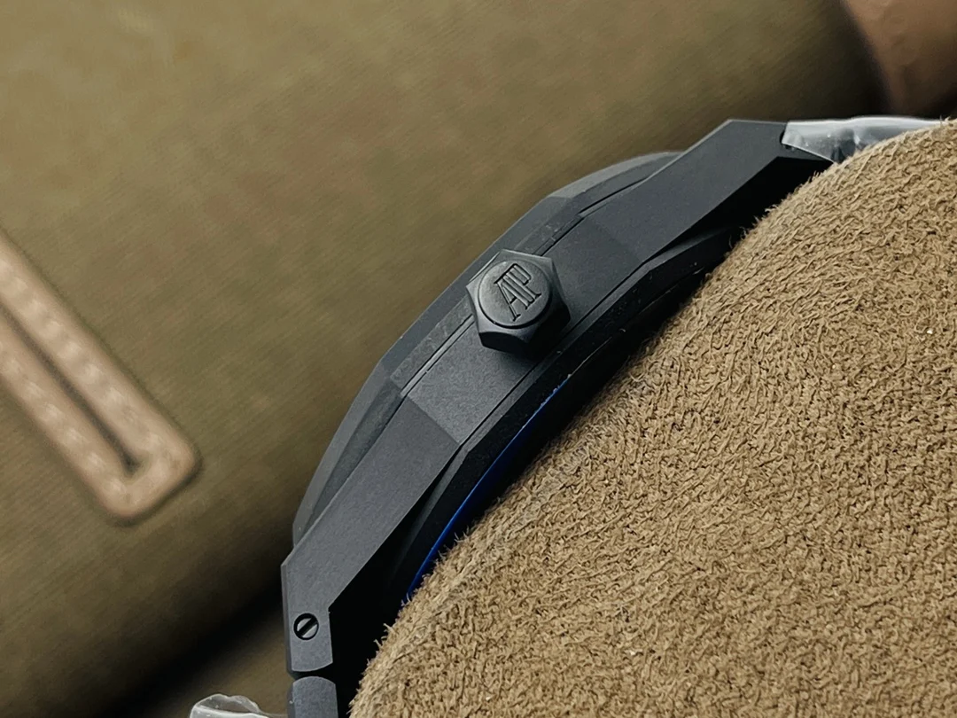 Audemars Piguet Carbon 15500 — photographed off the sweep