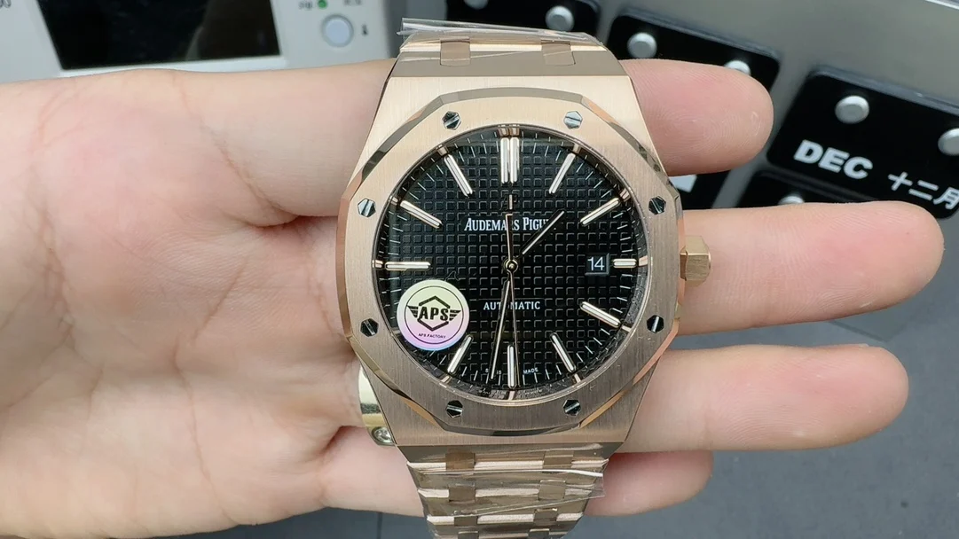 Audemars Piguet Rose Gold 15400 — photographed off the sweep