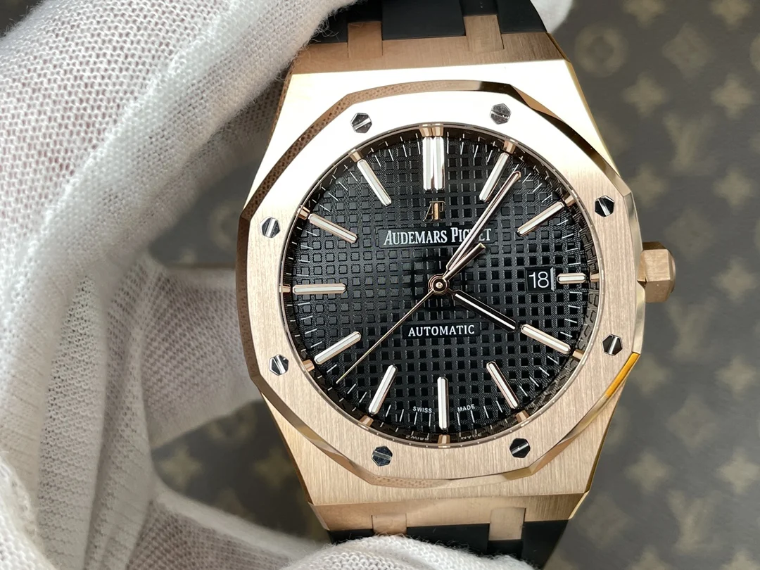 Audemars Piguet Rose Gold 15400 — photographed off the sweep