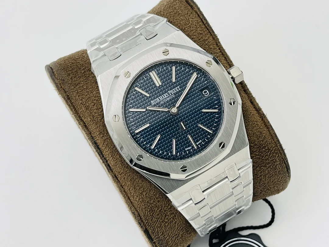 Audemars Piguet Royal Oak 15202OR — photographed off the sweep