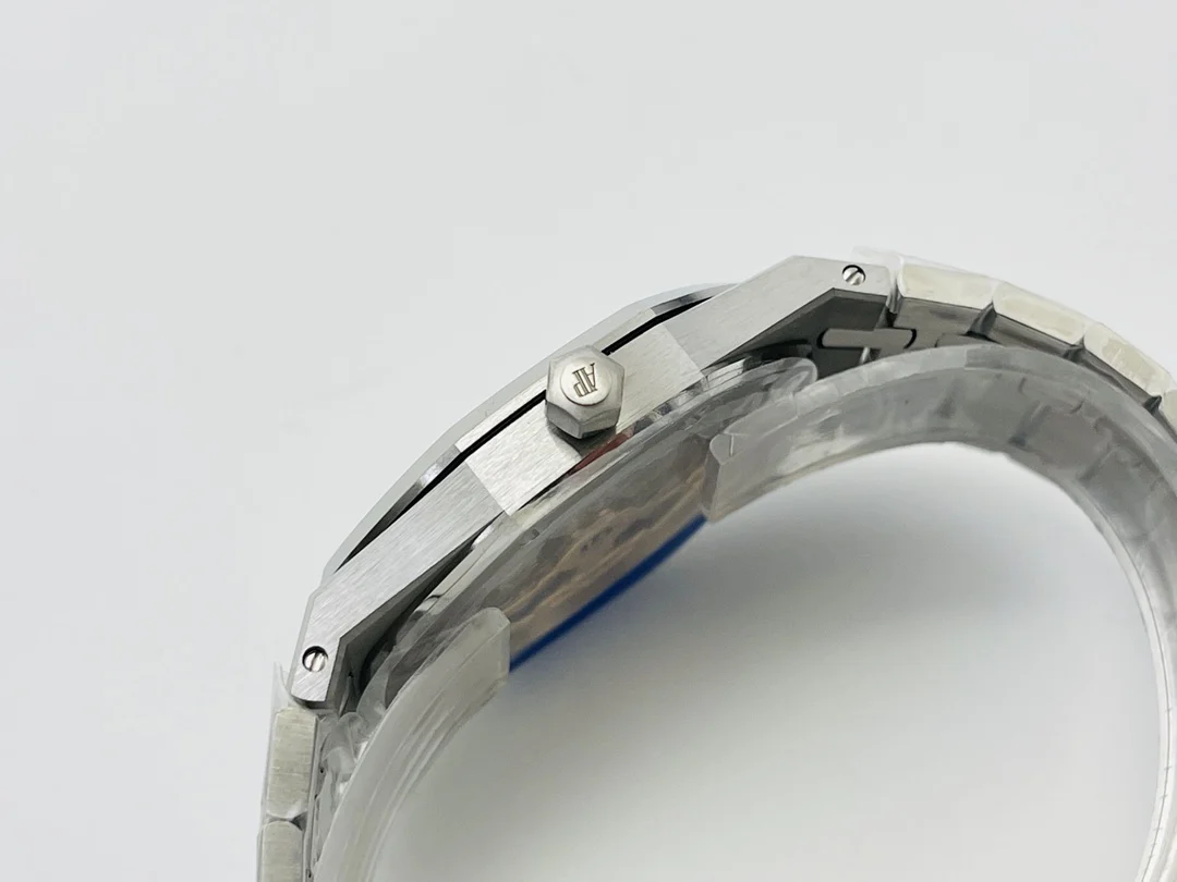 Audemars Piguet Royal Oak 15202OR — photographed off the sweep