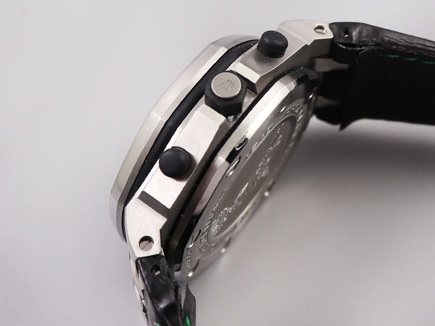Audemars Piguet Royal Oak 26170 42 × 16mm — photographed off the sweep