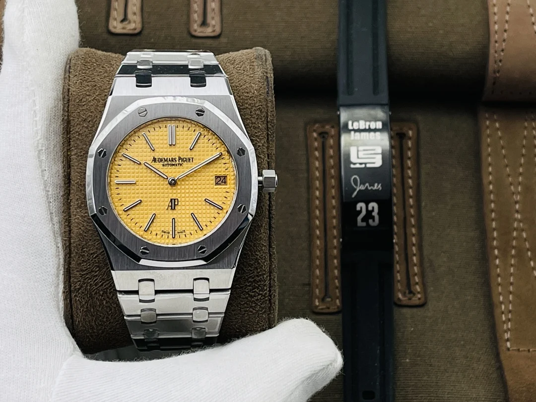 Audemars Piguet Royal Oak Champagne 15202 — photographed off the sweep