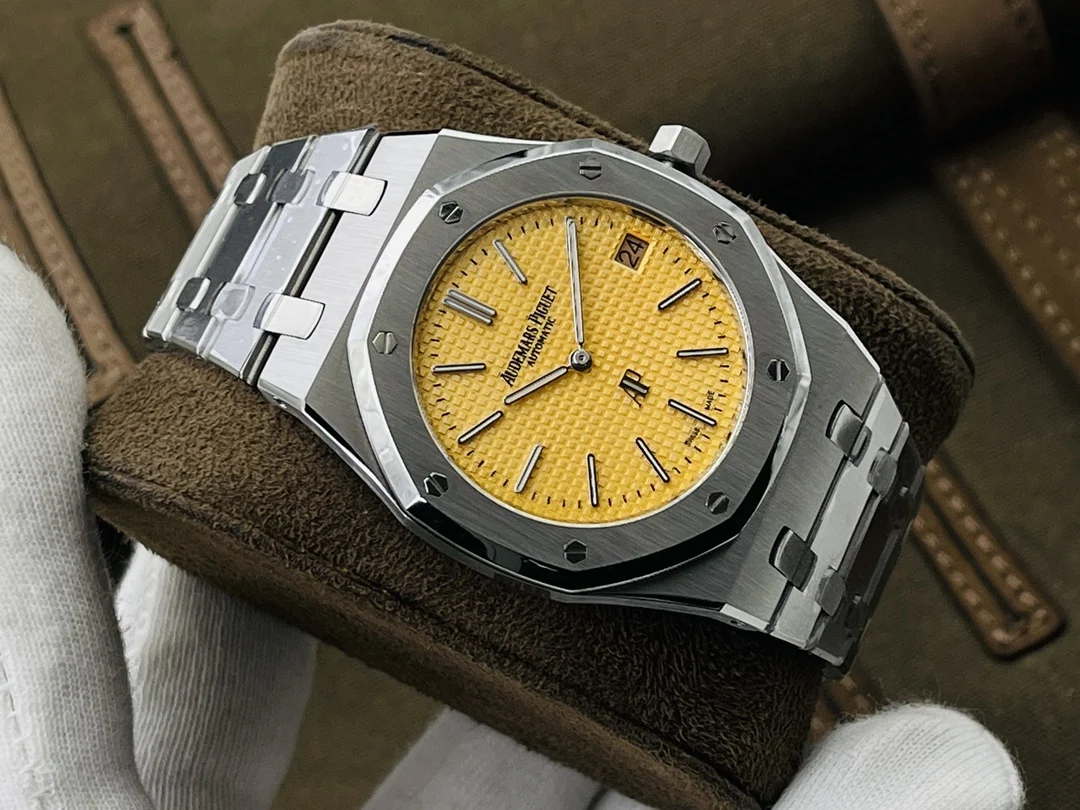 Audemars Piguet Royal Oak Champagne 15202 — photographed off the sweep