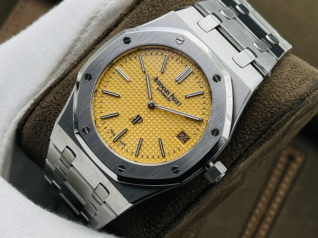 Audemars Piguet Royal Oak Champagne 15202 — photographed off the sweep