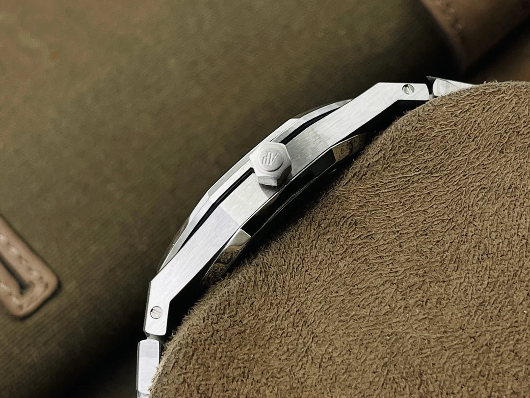 Audemars Piguet Royal Oak Champagne 15202 — photographed off the sweep