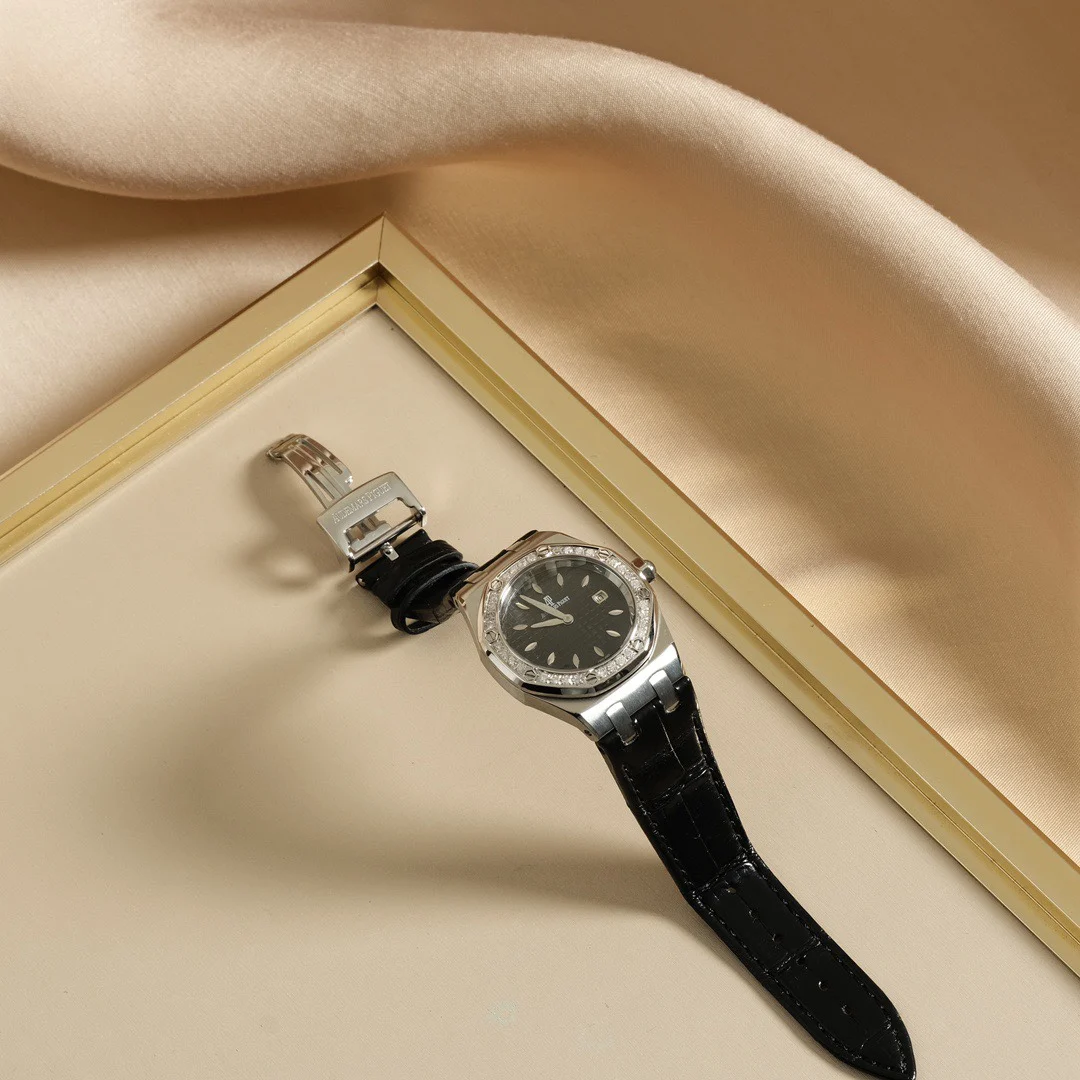 Audemars Piguet Royal Oak Diamond-Set 67601 33mm — photographed off the sweep