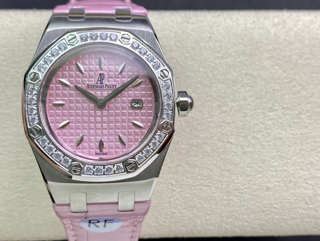 Audemars Piguet Royal Oak Diamond-Set 67601 33mm — photographed off the sweep