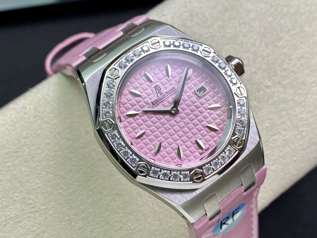 Audemars Piguet Royal Oak Diamond-Set 67601 33mm — photographed off the sweep
