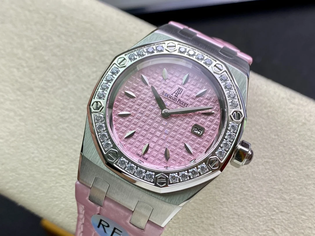 Audemars Piguet Royal Oak Diamond-Set 67601 33mm — photographed off the sweep