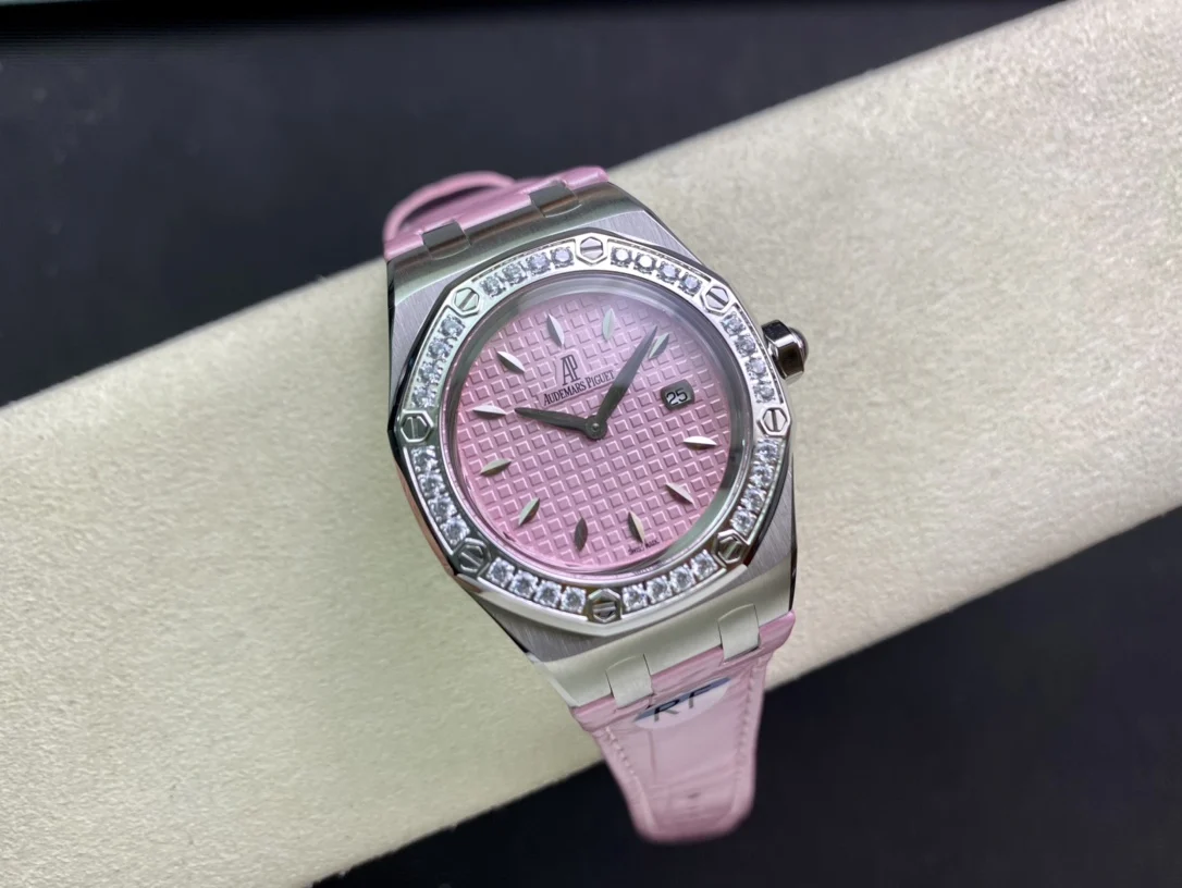 Audemars Piguet Royal Oak Diamond-Set 67601 33mm — photographed off the sweep