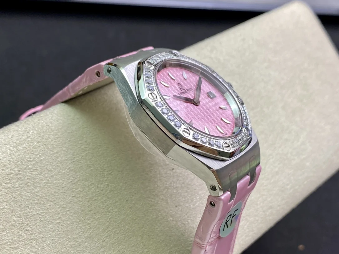 Audemars Piguet Royal Oak Diamond-Set 67601 33mm — photographed off the sweep