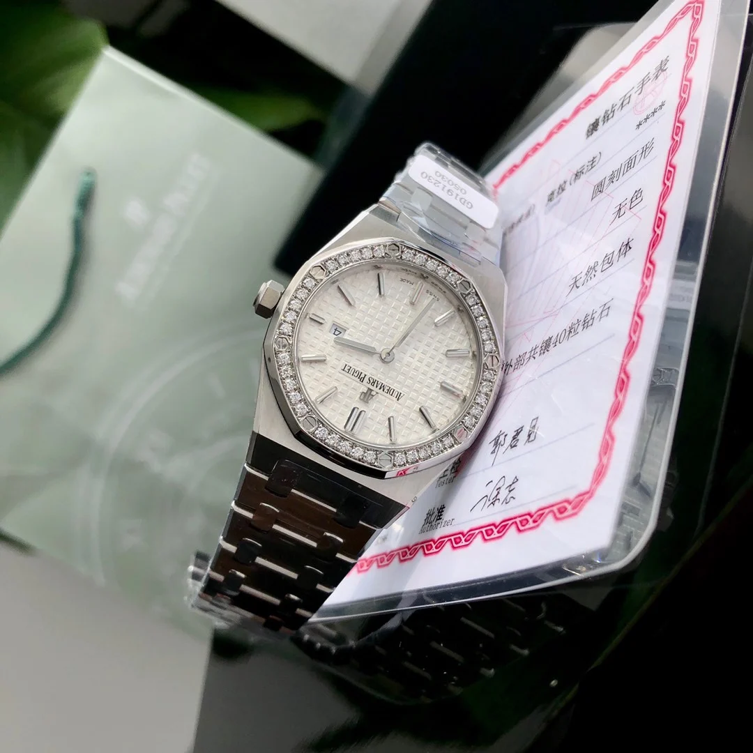 Audemars Piguet Royal Oak Diamond-Set 67651ST.ZZ.1261ST.01 33mm — photographed off the sweep