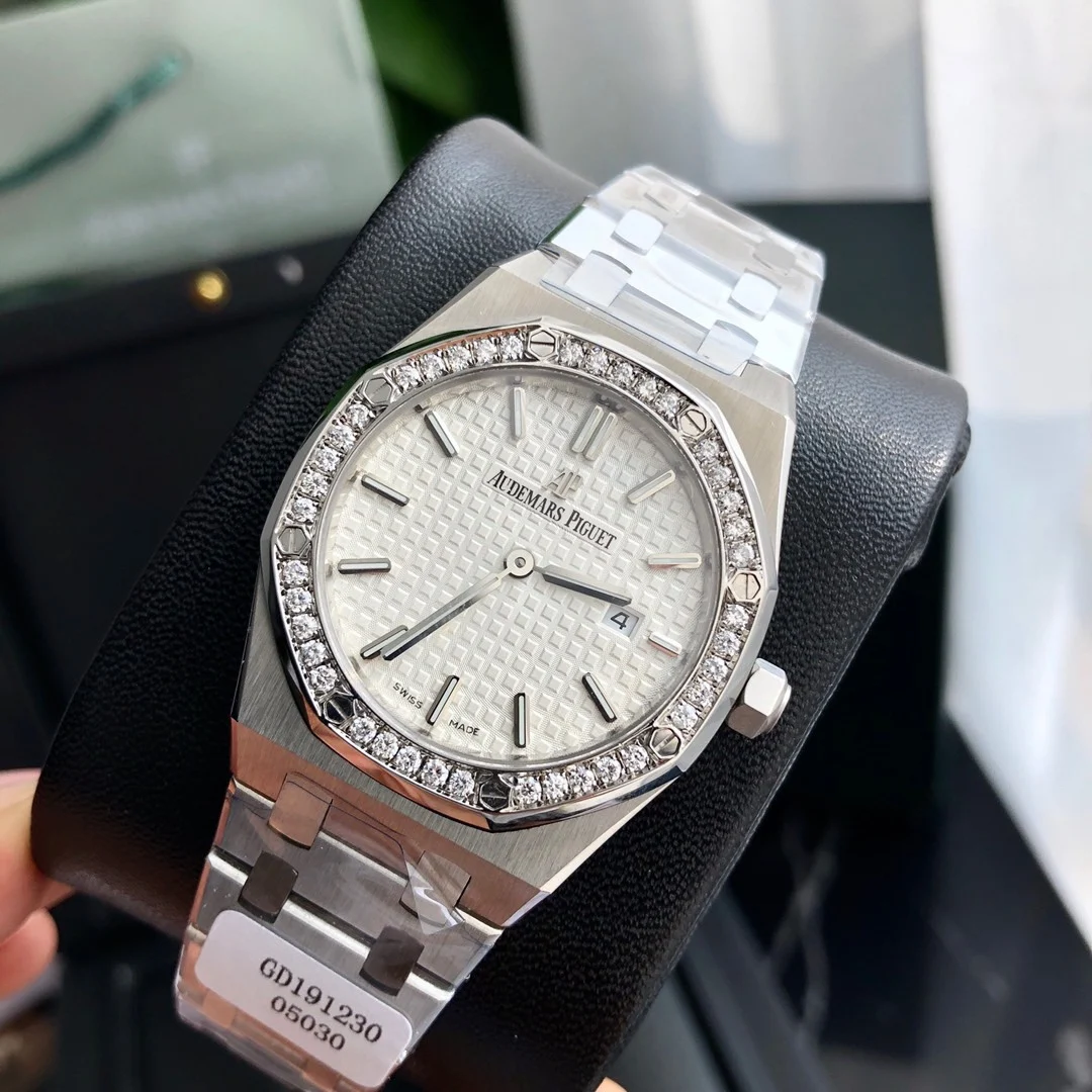 Audemars Piguet Royal Oak Diamond-Set 67651ST.ZZ.1261ST.01 33mm — photographed off the sweep