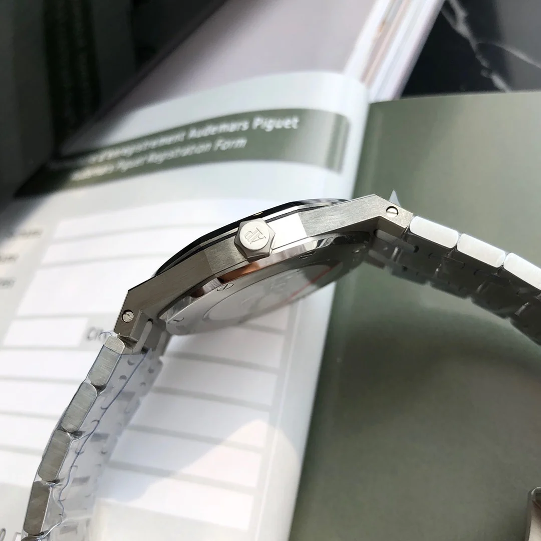 Audemars Piguet Royal Oak Diamond-Set 67651ST.ZZ.1261ST.01 33mm — photographed off the sweep
