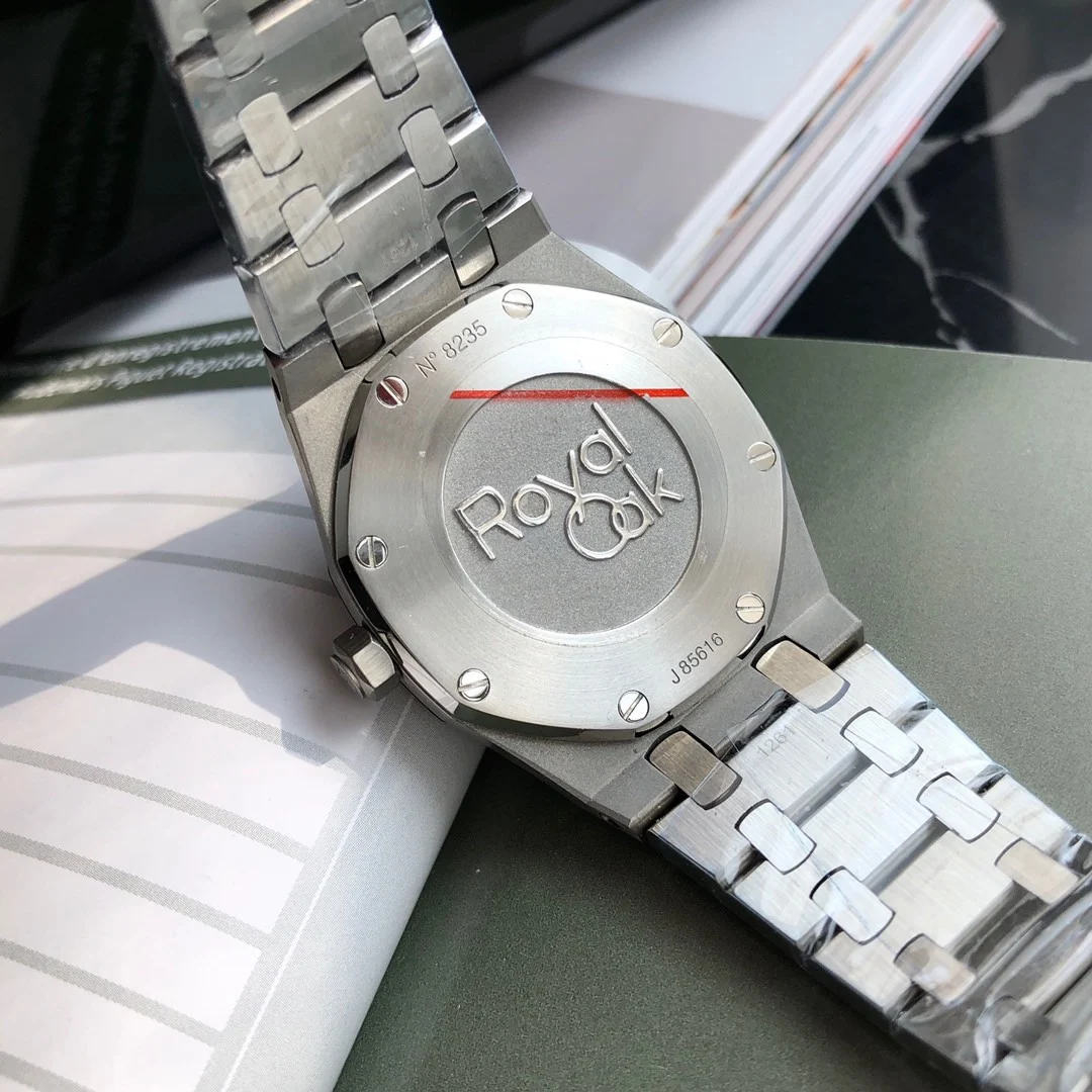 Audemars Piguet Royal Oak Diamond-Set 67651ST.ZZ.1261ST.01 33mm — photographed off the sweep